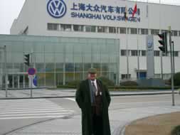 Herr Dipl.-Ing. Stolze leitet das Traininsprogramm "Einf&uuml;hrung in die Vernetzung und Fehlersuche im KFZ" (Golf 5 und Touran) bei Volkswagen in Shanghai im Auftrag der Volkswagen Coaching GmbH, Niederlassung Wolfsburg